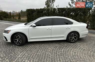 Седан Volkswagen Passat 2016 в Днепре