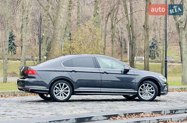 Седан Volkswagen Passat 2018 в Киеве