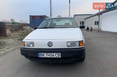 Седан Volkswagen Passat 1988 в Олевську