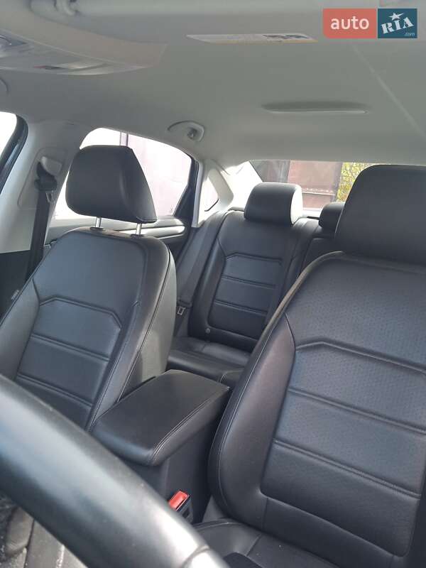 Седан Volkswagen Passat 2015 в Днепре