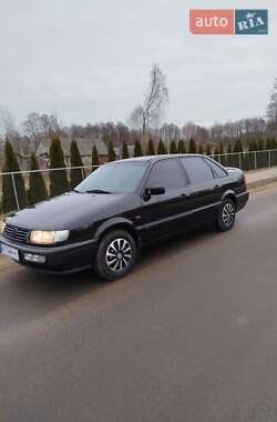 Седан Volkswagen Passat 1995 в Ратному