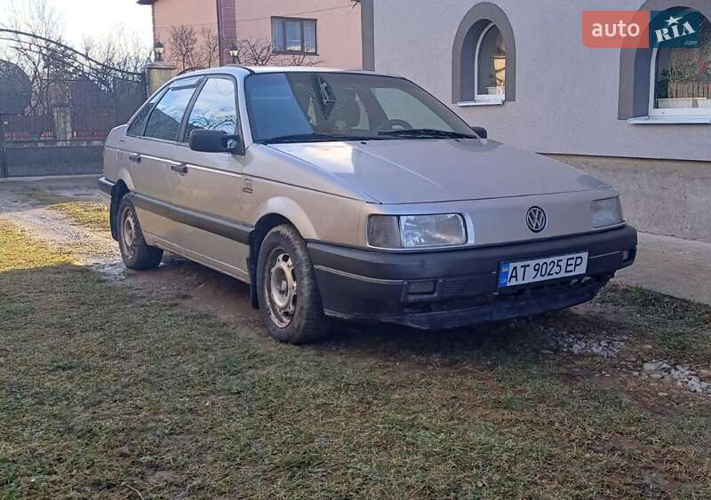 Седан Volkswagen Passat 1989 в Надворной