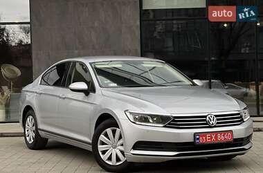 Седан Volkswagen Passat 2019 в Ужгороді