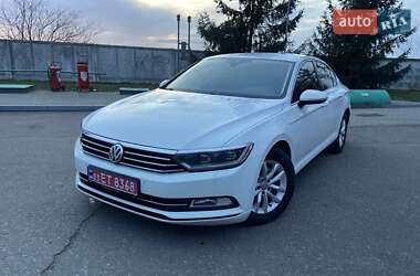 Седан Volkswagen Passat 2017 в Львове