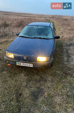 Седан Volkswagen Passat 1990 в Сарнах