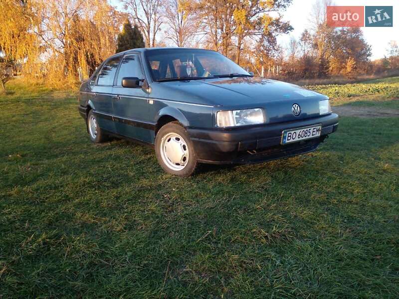 Седан Volkswagen Passat 1988 в Подгайцах