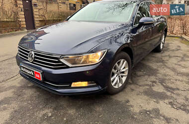 Седан Volkswagen Passat 2016 в Києві