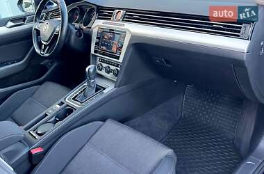 Седан Volkswagen Passat 2018 в Киеве