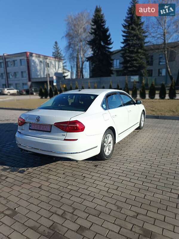 Седан Volkswagen Passat 2016 в Ровно