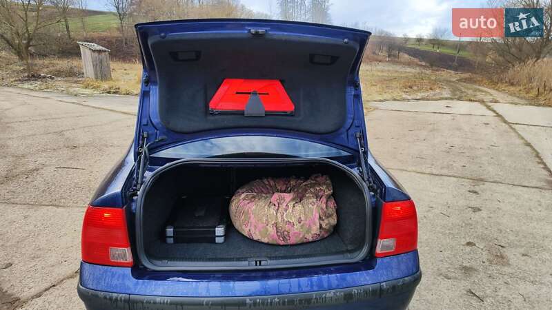 Седан Volkswagen Passat 2000 в Острозі