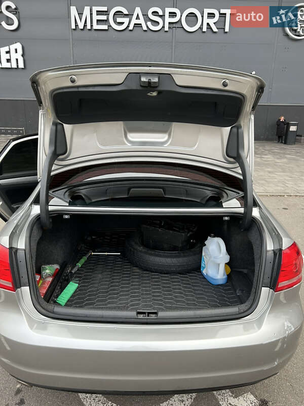 Седан Volkswagen Passat 2013 в Києві