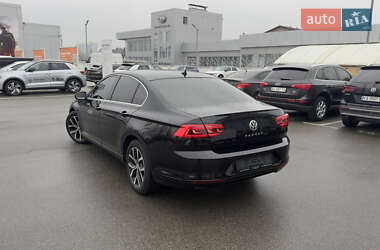 Седан Volkswagen Passat 2015 в Киеве