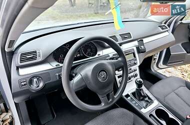 Універсал Volkswagen Passat 2013 в Житомирі