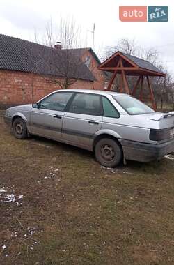 Седан Volkswagen Passat 1988 в Дубровиці