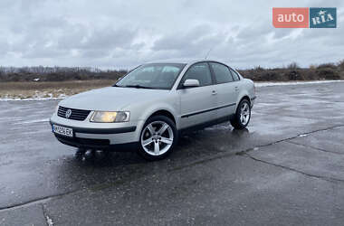 Седан Volkswagen Passat 2000 в Малині