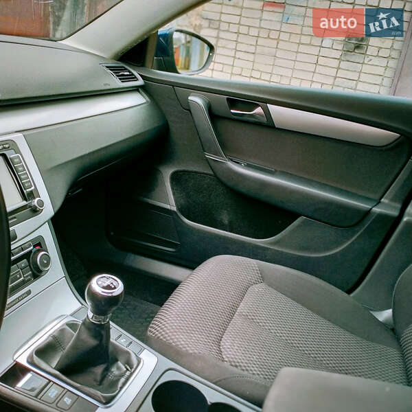 Універсал Volkswagen Passat 2011 в Житомирі