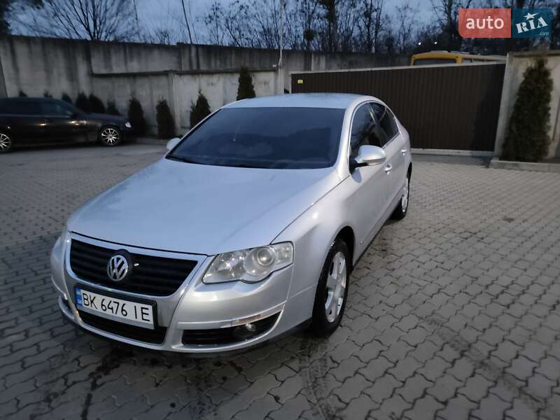 Седан Volkswagen Passat 2005 в Сарнах