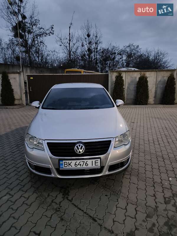 Седан Volkswagen Passat 2005 в Сарнах