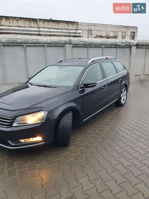 Універсал Volkswagen Passat 2012 в Житомирі