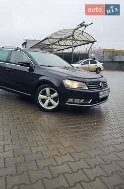 Універсал Volkswagen Passat 2012 в Житомирі