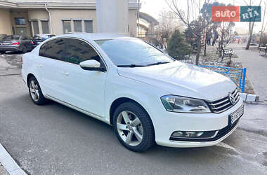 Седан Volkswagen Passat 2011 в Києві