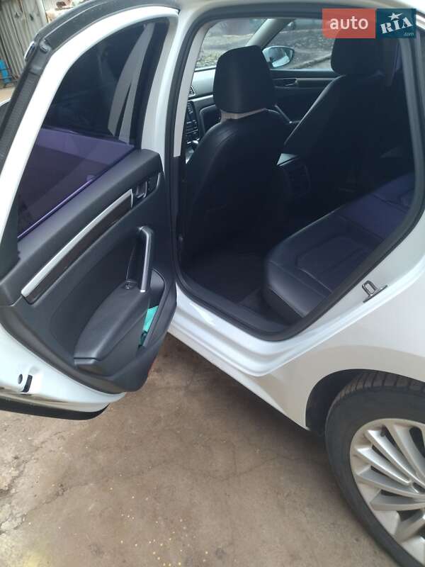 Седан Volkswagen Passat 2016 в Мені