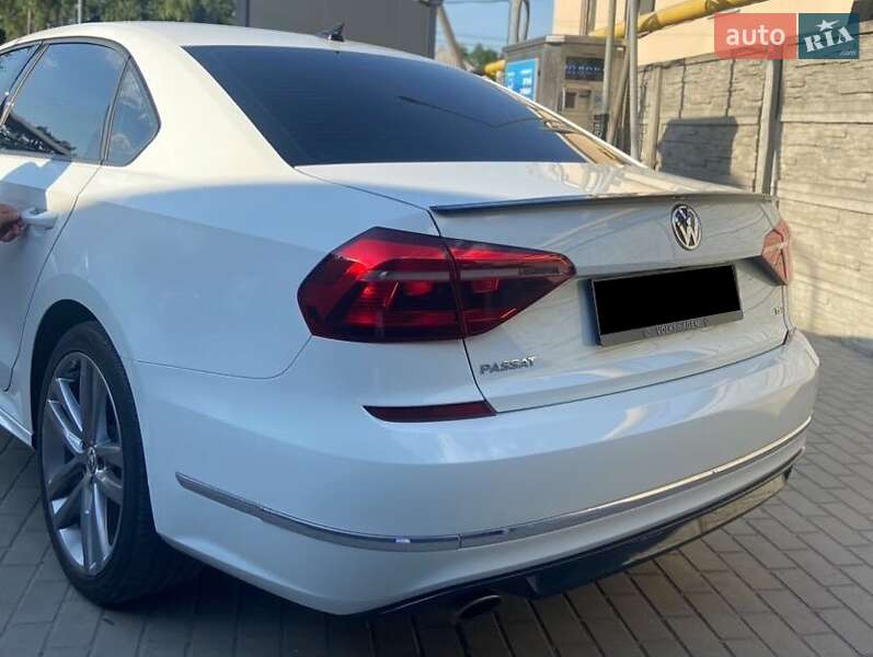 Седан Volkswagen Passat 2018 в Львове