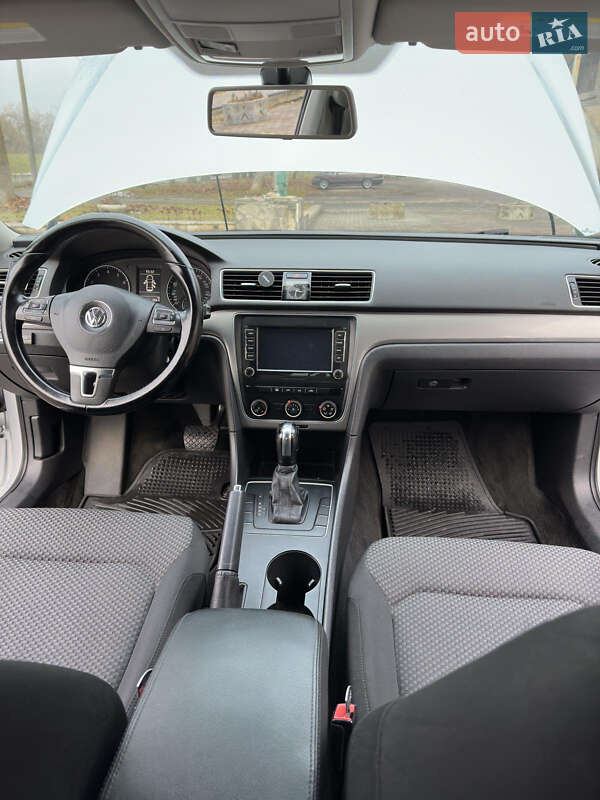 Седан Volkswagen Passat 2012 в Ивано-Франковске