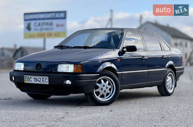 Седан Volkswagen Passat 1992 в Новояворівську