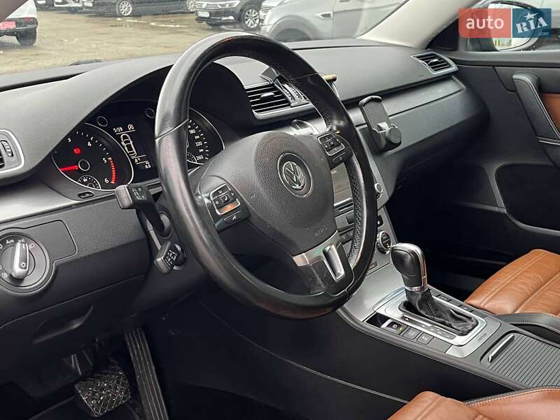 Універсал Volkswagen Passat 2012 в Львові