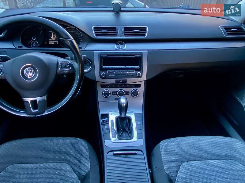 Седан Volkswagen Passat 2012 в Ужгороде