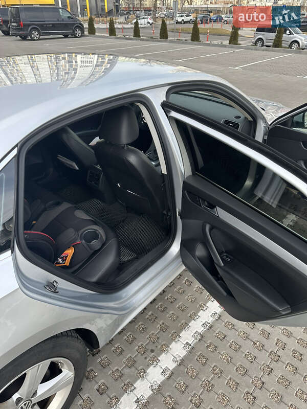 Седан Volkswagen Passat 2012 в Киеве