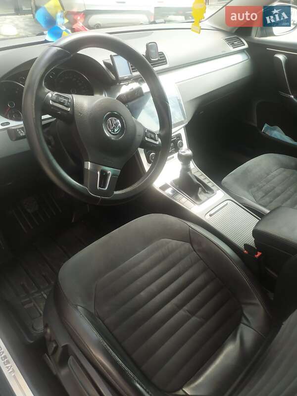 Універсал Volkswagen Passat 2011 в Івано-Франківську