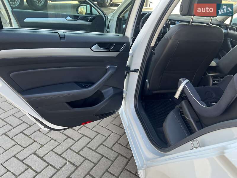 Універсал Volkswagen Passat 2015 в Самборі