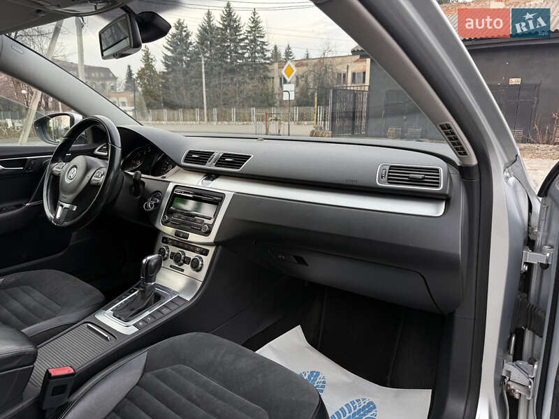 Універсал Volkswagen Passat 2012 в Тячеві