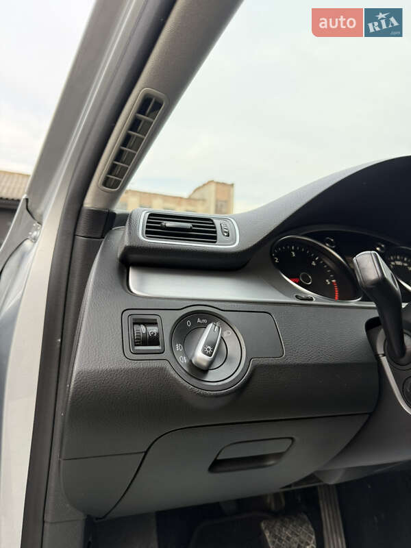 Універсал Volkswagen Passat 2012 в Тячеві