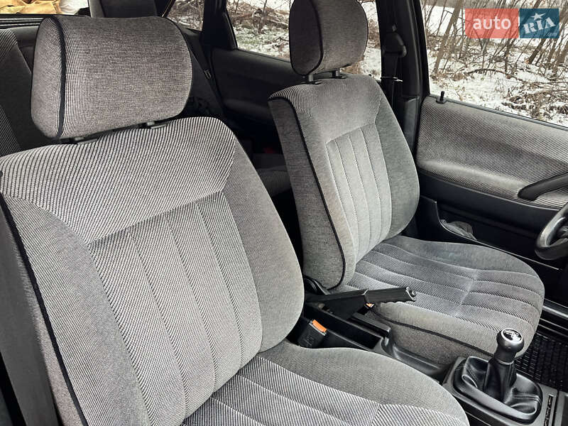 Седан Volkswagen Passat 1989 в Києві