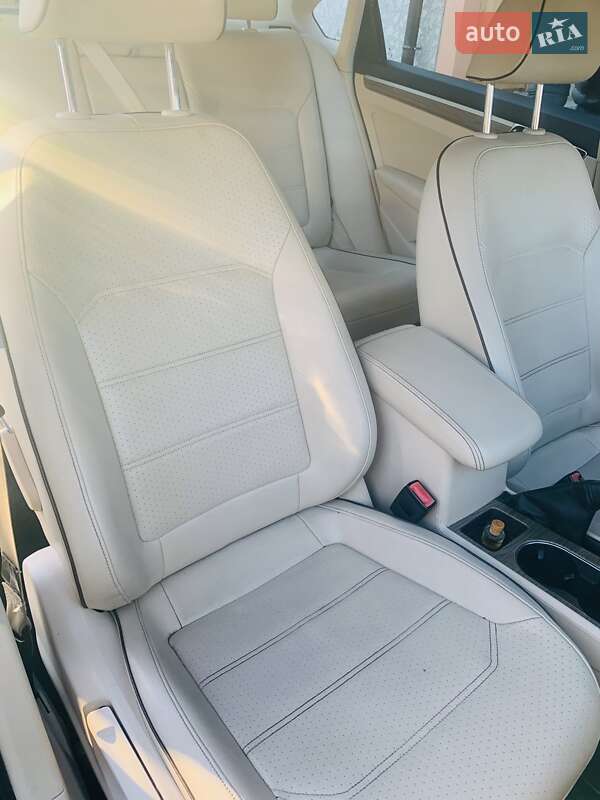 Седан Volkswagen Passat 2015 в Калуше