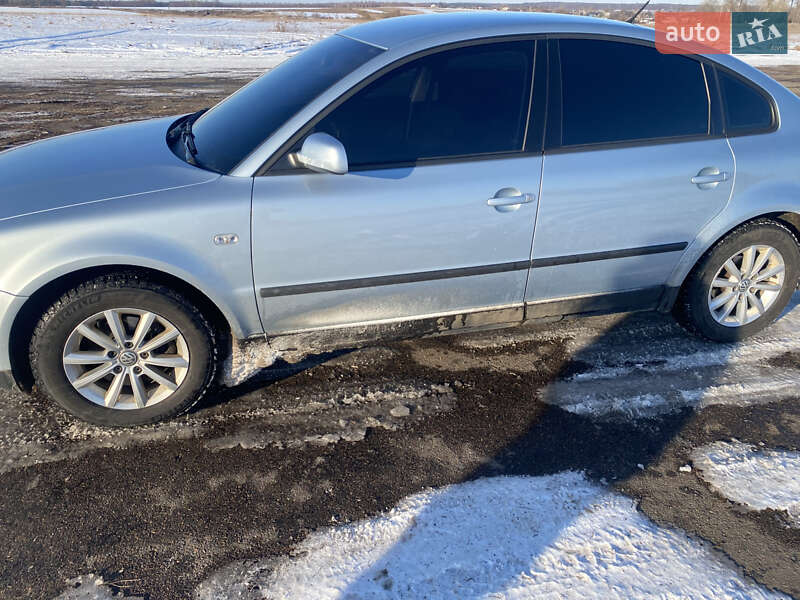 Седан Volkswagen Passat 2002 в Глухове