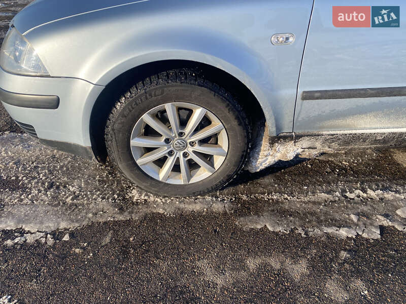 Седан Volkswagen Passat 2002 в Глухове