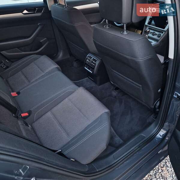 Седан Volkswagen Passat 2017 в Виноградові