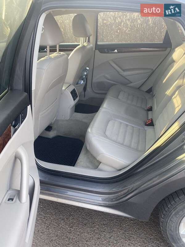 Седан Volkswagen Passat 2013 в Рівному
