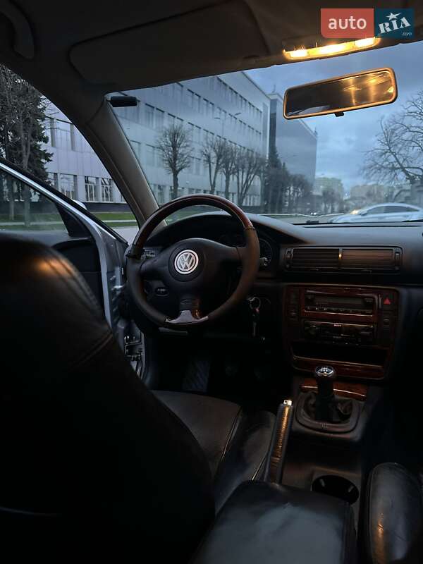 Седан Volkswagen Passat 2004 в Киеве