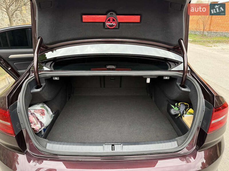 Седан Volkswagen Passat 2015 в Киеве