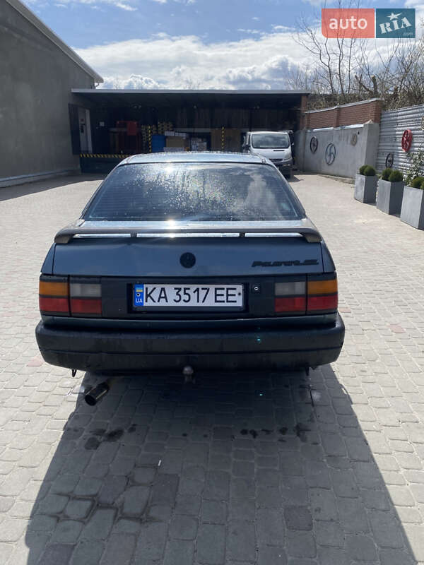 Седан Volkswagen Passat 1988 в Городке