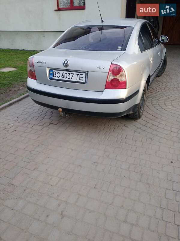 Седан Volkswagen Passat 2004 в Жовкве