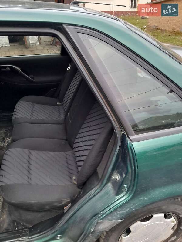 Седан Volkswagen Passat 1996 в Изяславе