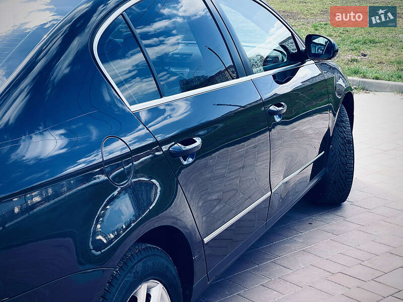Седан Volkswagen Passat 2010 в Нетешине