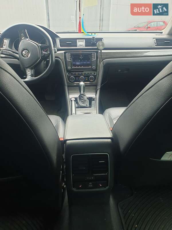 Седан Volkswagen Passat 2016 в Львове
