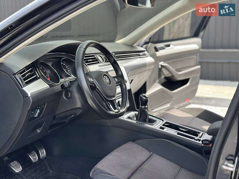 Седан Volkswagen Passat 2015 в Днепре